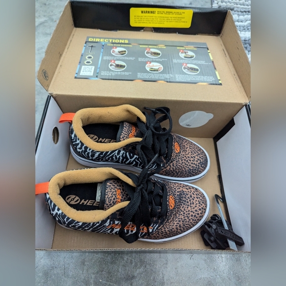 Heelys Youth size 3, only worn a few times has box - Picture 1 of 7